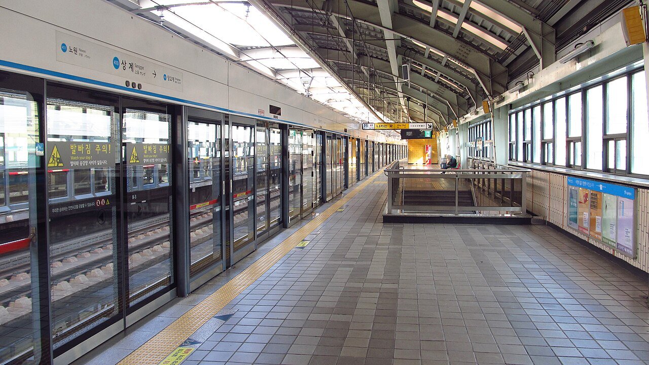 Clean signposted platform on the Seoul subway network
