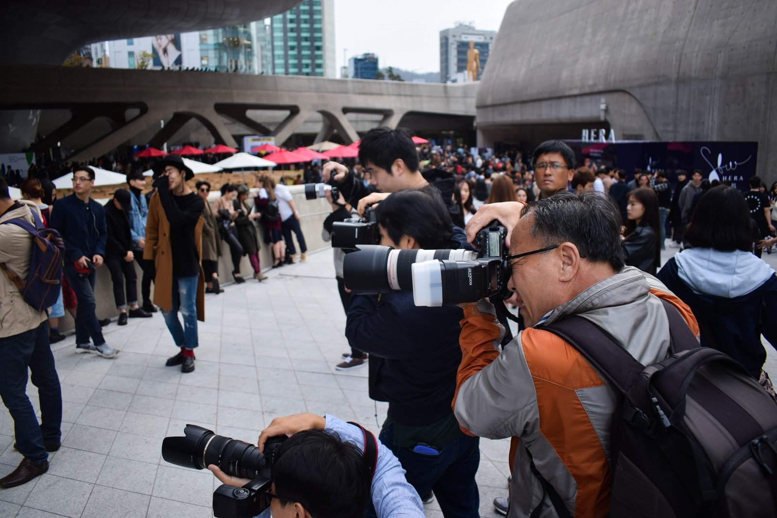Exterior daytime view of the curved silver facade of Dongdaemun Design Plaza