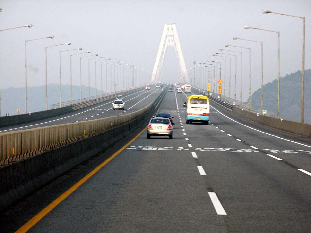 Cars on the Incheon International Airport Expressway at the entrance to Yeongjong Bridge