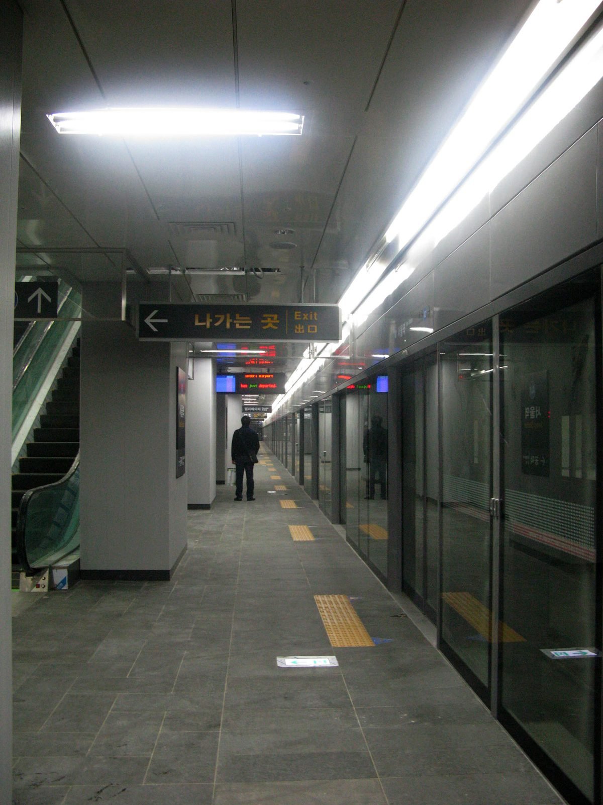 A train on the Airport Railroad platform at Seoul Station